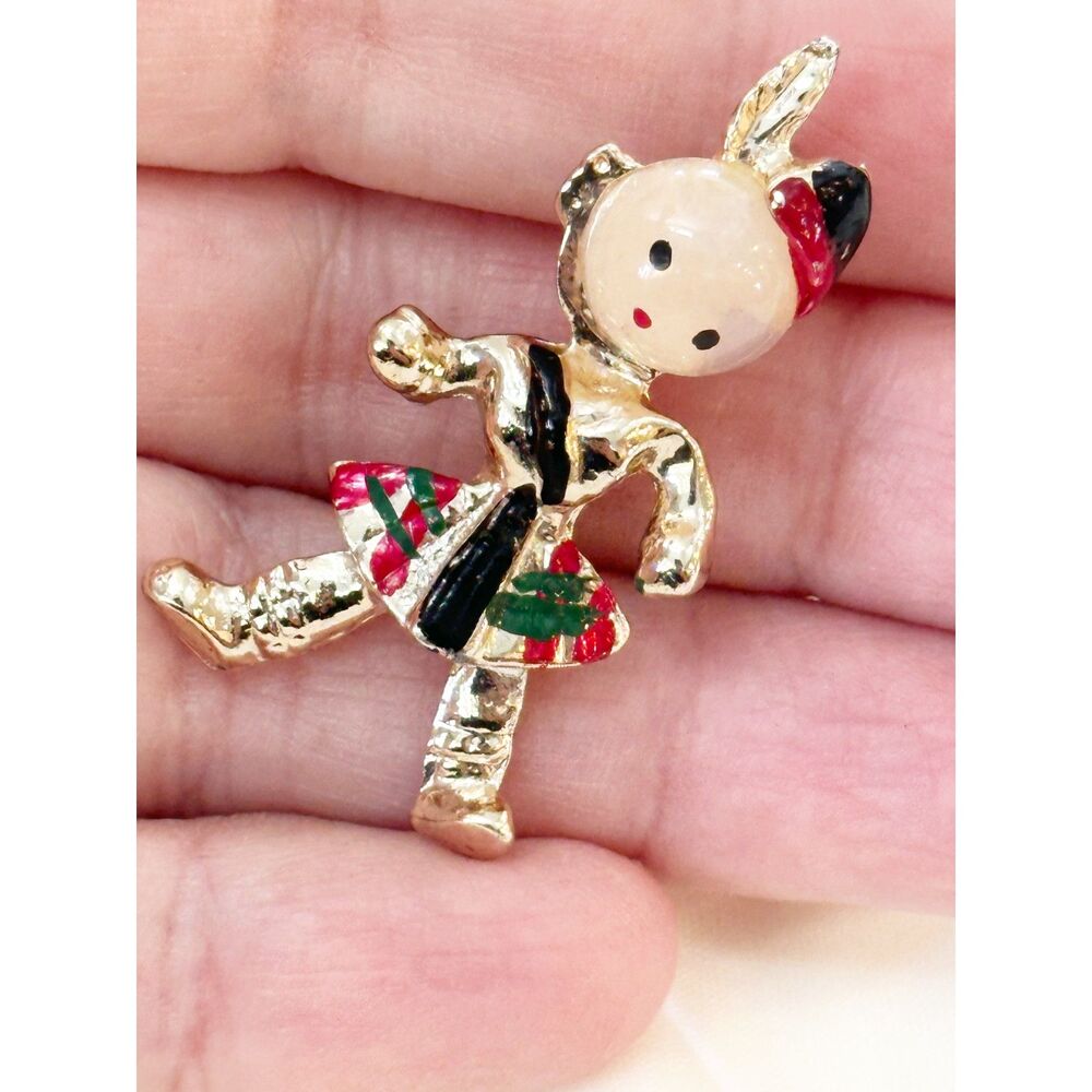 Scottish Clansman figural Brooch Lucite Head Kilt Gold Tone
